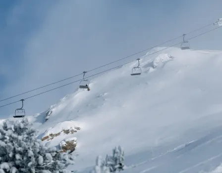 cierre-temporada-esqui-andorra-2026.jpg» y alt: «Esquiadores en Grandvalira durante la temporada de invierno 2025-2026